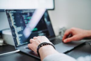 Nowoczesne technologie w dziedzinie edukacji: jak poprawić procesy nauczania i uczenia się?