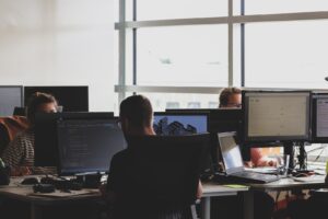 Automatyzacja w sektorze usług: jak zmienia się sposób świadczenia różnych usług?