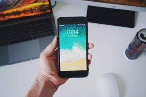 Jakie są zalety i zagrożenia korzystania z technologii rozpoznawania mowy?